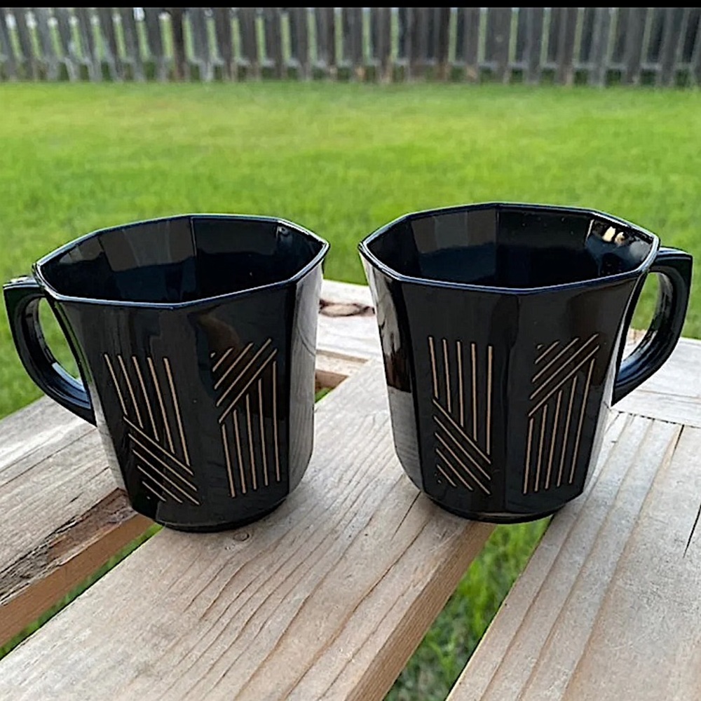 Set of 2 Arcoroc mugs